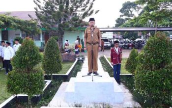 Wakil Wali Kota Elzadaswarman menjadi pembina upacara bendera di MTsN 2 Kota Payakumbuh
