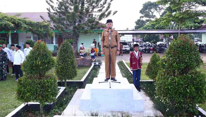 Wakil Wali Kota Elzadaswarman menjadi pembina upacara bendera di MTsN 2 Kota Payakumbuh