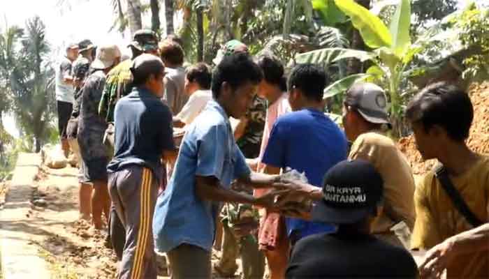 Estafet Batu Kali dalam pembangunan jembatan garuda TMMD ke-128 yang Desa Krangean–Ponjen