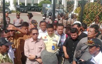 Wakil Ketua DPRD Sumbar, Evi Yandri Rajo Budiman terima aspirasi massa aksi KSPSI