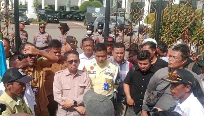 Wakil Ketua DPRD Sumbar, Evi Yandri Rajo Budiman terima aspirasi massa aksi KSPSI