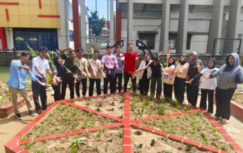 Dukung SDGs dan UI GreenMetric, FPP UNP Hijaukan Kampus Lewat Tanam Tanaman Produktif