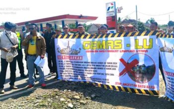 Aksi penolakan GEMAS-LU terhadap truk batu bara melintasi Jalan Nasional Lintas Tengah Sumatera di Kabupaten Lampung Utara