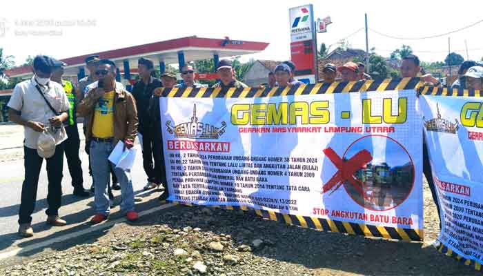 Aksi penolakan GEMAS-LU terhadap truk batu bara melintasi Jalan Nasional Lintas Tengah Sumatera di Kabupaten Lampung Utara