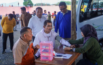 Bupati Solok, Jon Firman Pandu cek kesehatan dalam Gerak Jalan Santai dan Senam Bersama di GOR Batubatupang