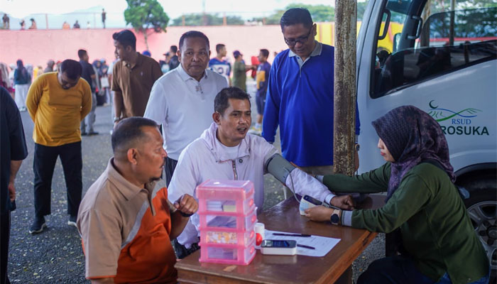 Bupati Solok, Jon Firman Pandu cek kesehatan dalam Gerak Jalan Santai dan Senam Bersama di GOR Batubatupang