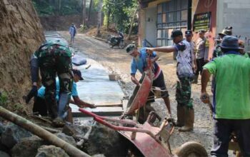Gotong royong pembangunan TMMD ke-128 di Desa Krangean