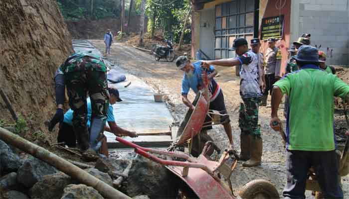 Gotong royong pembangunan TMMD ke-128 di Desa Krangean
