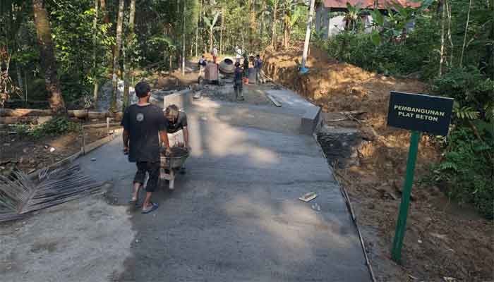 Semangat gotong royong dalam TMMD ke-128 di Desa Krangean