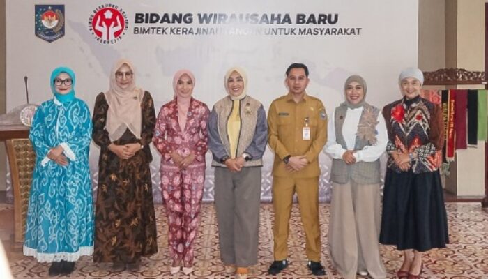 Kemendagri dan Dekranas Perkuat Keterampilan Wastra Melalui Pelatihan Meronce Selendang