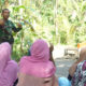 Ibu-Ibu Desa Krangean dengan Satgas TMMD ke-128