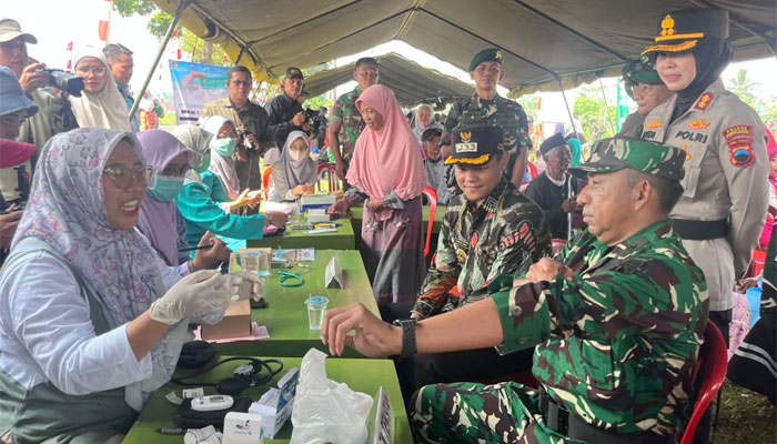 Irdam IV Diponegoro dan Bupati Purbalingga Ikut Cek Kesehatan Gratis Bersama Warga di Penutupan TMMD ke-128 1 Irdam IV Diponegoro, Brigjen TNI Denny Marantika bersama Bupati Purbalingga, Fahmi Muhammad Hanif Ikut Cek Kesehatan Gratis Bersama Warga di Penutupan TMMD ke-128