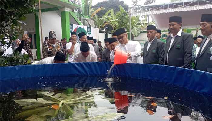 Ketua PCNU Kabupaten Malang, Jawa Timur, KH Hamim Kholili meresmikan usaha usai pelantikan pengurus MWC NU Kecamatan Wajak periode 2025-2030