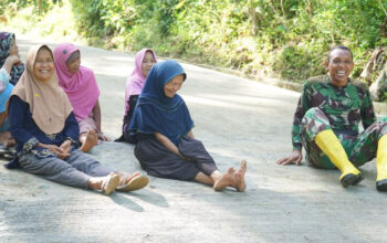 Begini Potret Keakraban Ibu-ibu Desa Krangean dengan Satgas TMMD ke-128