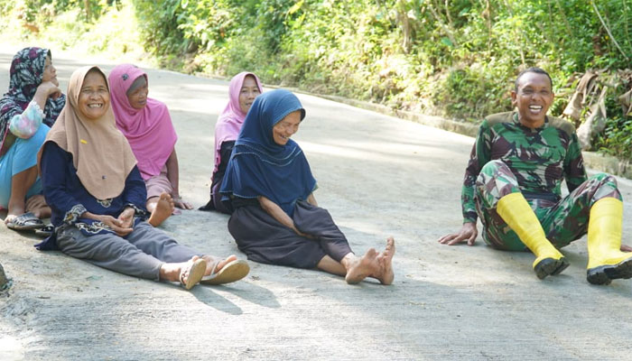 Begini Potret Keakraban Ibu-ibu Desa Krangean dengan Satgas TMMD ke-128