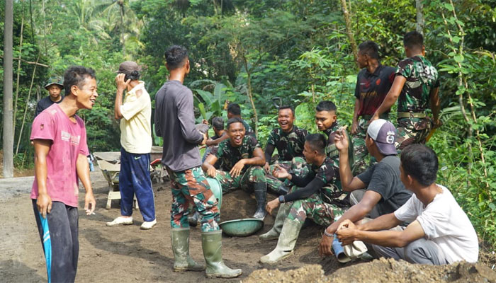 Tawa di Tengah Adukan Cor, Kehangatan TMMD ke-128 Terbangun di Desa Krangean