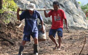 Khosim Naik Turun Bukit demi Jalan Desa TMMD ke-128