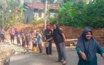 Kiprah Wanita Bersama Kaum Pria di TMMD ke-128 Kodim 0702 Purbalingga