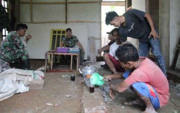 Minum kopi hangat di tengah pembangunan RTLH TMMD ke-128 Purbalingga