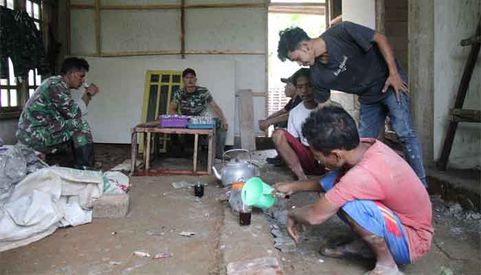 Minum kopi hangat di tengah pembangunan RTLH TMMD ke-128 Purbalingga