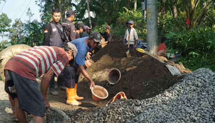 Material Split Jadi Kunci Kekuatan Rabat Jalan TMMD ke-128 di Desa Krangean