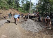 Hari Libur Tetap Dipenuhi Semangat Membangun Jalan dalam TMMD ke-128 di Krangean
