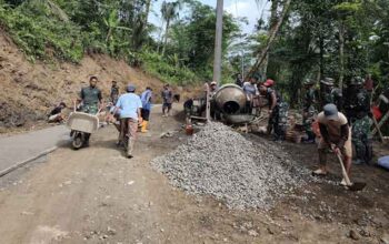Hari Libur Tetap Dipenuhi Semangat Membangun Jalan dalam TMMD ke-128 di Krangean