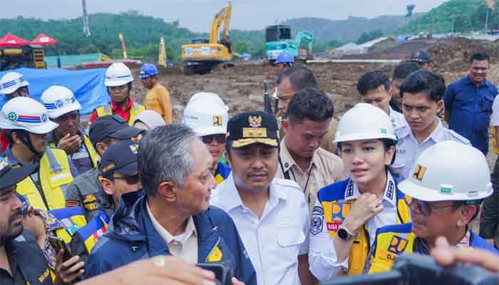 Menteri PU, Dody Hanggodo meninjau pembangunan Sekolah Rakyat di Pulau Punjung, Dharmasraya