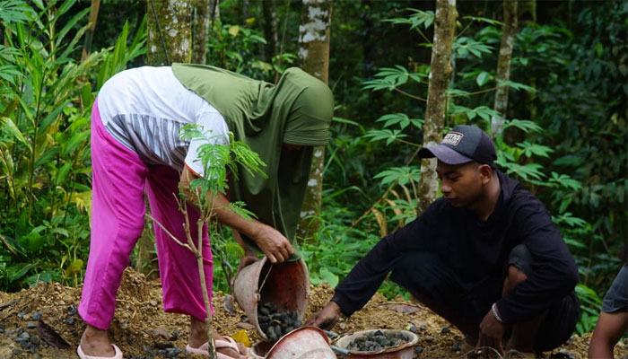 Kesederhanaan Misti di Balik Semangat Gotong Royong TMMD ke-128 di Desa Krangean