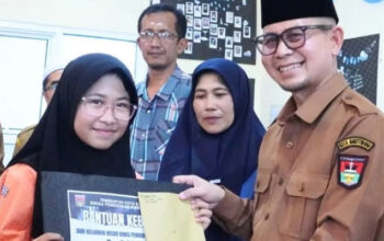 Pelajar dan Guru Korban Kebakaran Terima Bantuan dari Dunia Pendidikan Bukittinggi