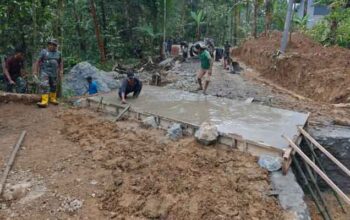 Pelebaran Jembatan Plat Beton TMMD Reguler ke-128 Kodim 0702/Purbalingga Masuki Tahap Pengecoran
