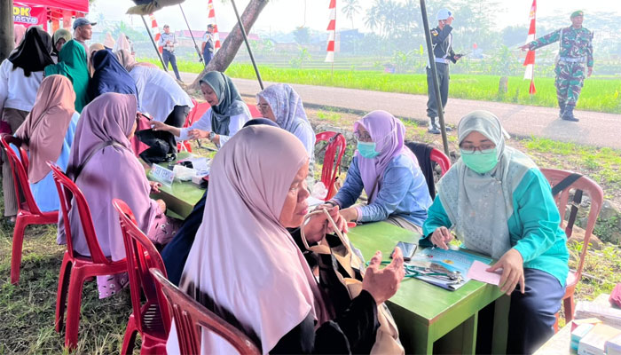 Warga Serbu Pemeriksaan Kesehatan Gratis di Penutupan TMMD Reguler ke-128 Kodim Purbalingga