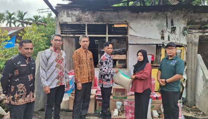 Pemkab Dharmasraya dan Baznas Salurkan Bantuan Korban Kebakaran Simpang Pogang Pulau Punjung
