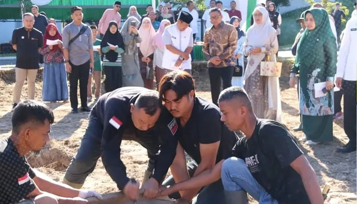 Pemko Bukittinggi bersama Mitra Kerja Sembelih 12 Sapi Kurban