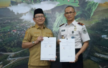 Penandatanganan Nota Kesepahaman (MoU) layanan keimigrasian antara Wali Kota Payakumbuh, Zulmaeta dengan Kantor Wilayah Ditjenim Sumbar