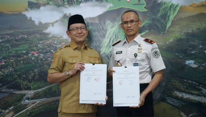 Penandatanganan Nota Kesepahaman (MoU) layanan keimigrasian antara Wali Kota Payakumbuh, Zulmaeta dengan Kantor Wilayah Ditjenim Sumbar
