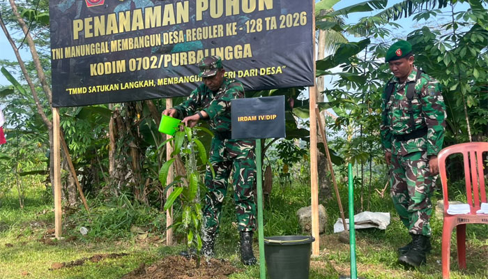 Penanaman Bibit Pohon Jadi Simbol Kepedulian Lingkungan di Penutupan TMMD ke-128 di Desa Krangean 1 Penanaman Bibit Pohon di Penutupan TMMD ke-128 di Desa Krangean