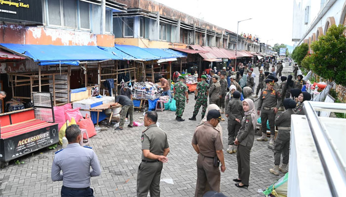 Satpol PP dan Tim SK4 Bukittinggi Tertibkan Pedagang Kaki Lima di Kawasan Jam Gadang 1 Penertiban Pedagang Kaki Lima di Kawasan Jam Gadang