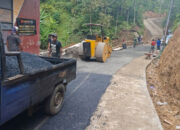 Satgas TMMD ke-128 bersama Warga Kebut Pengaspalan Jalan Desa Krangean