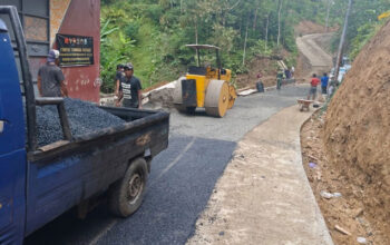Satgas TMMD ke-128 bersama Warga Kebut Pengaspalan Jalan Desa Krangean