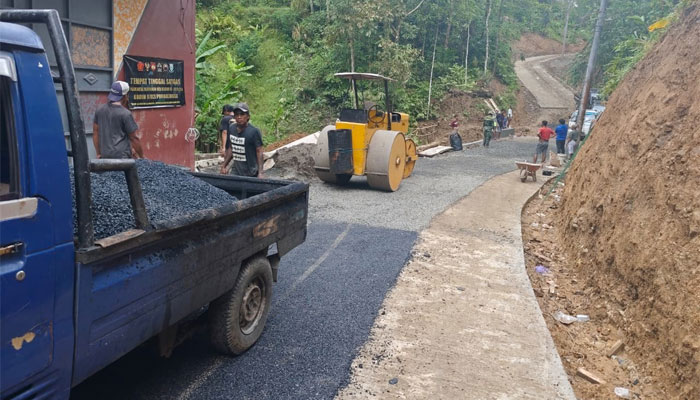 Satgas TMMD ke-128 bersama Warga Kebut Pengaspalan Jalan Desa Krangean