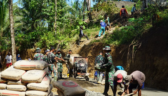 Semangat Pagi Satgas dan Warga Desa Krangean Kebut Pengecoran Jalan TMMD ke-128 di Dusun Batur 1 Satgas dan Warga Desa Krangean Kebut Pengecoran Jalan TMMD ke-128 di Dusun Batur