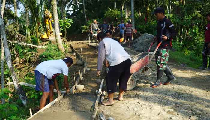 Pengerjaan Jalan Desa Krangean dalam TMMD ke-128 diperkuat rabat beton