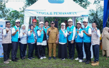 Bupati Solok Resmikan Program Bantuan Pasang Baru Listrik di Nagari Kacang 3 Bupati Solok, Jon Firman Pandu dalam peresmian dan penyalaan listrik Program Bantuan Pasang Baru Listrik di Nagari Kacang