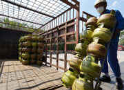 Petugas Pertamina Patra Niaga Regional Sumbagut dalam penyaluran LPG 3 Kg