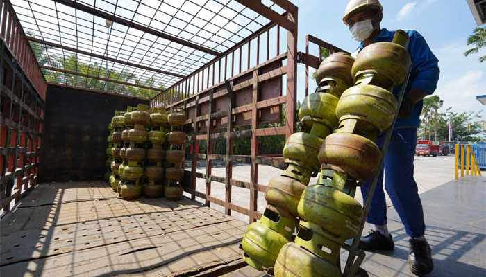 Petugas Pertamina Patra Niaga Regional Sumbagut dalam penyaluran LPG 3 Kg