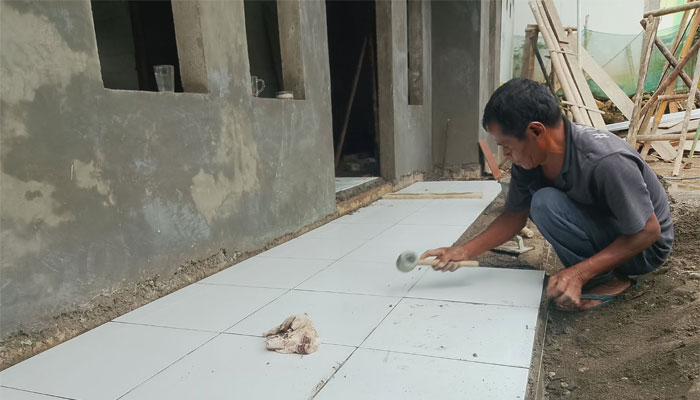 RTLH Sohaimin Hampir Rampung, Semangat Gotong Royong Satgas TMMD ke-128 dan Warga Terus Mengalir 1 Rehab RTLH Sohaimin dalam TMMD ke-128 di Desa Krangean