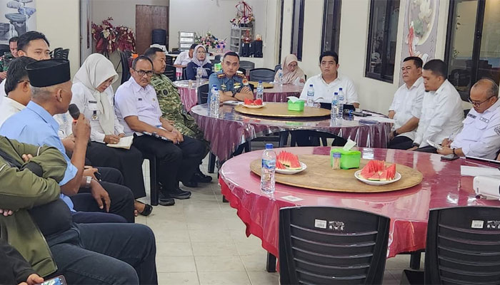 Bupati Bintan, Roby Kurniawan memimpin Rapat Perkembangan Pendataan Ulang Bangunan Masyarakat dan TNI AL di Tanjung Uban terkait sengketa lahan