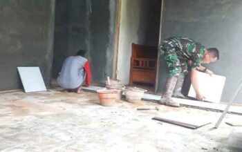 Satgas TMMD ke-128 bersama Warga Desa Krangean Kompak Renovasi Rumah Tidak Layak Huni Milik Tasini