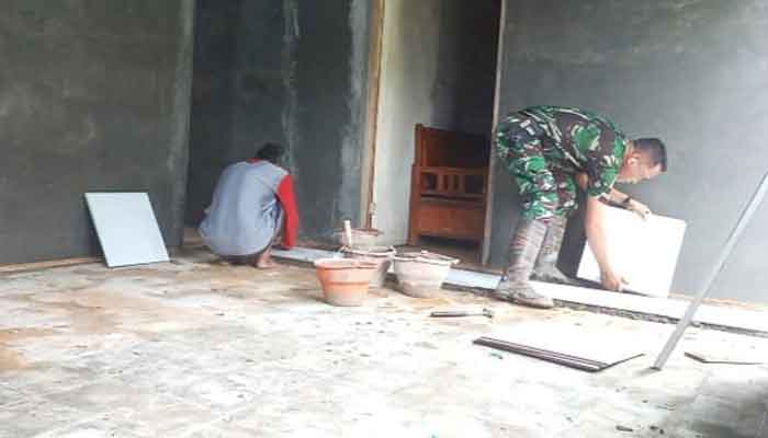 Satgas TMMD ke-128 bersama Warga Desa Krangean Kompak Renovasi Rumah Tidak Layak Huni Milik Tasini